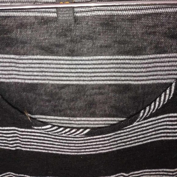 Forever 21 Black + White Tee Size Small - Picture 3 of 8